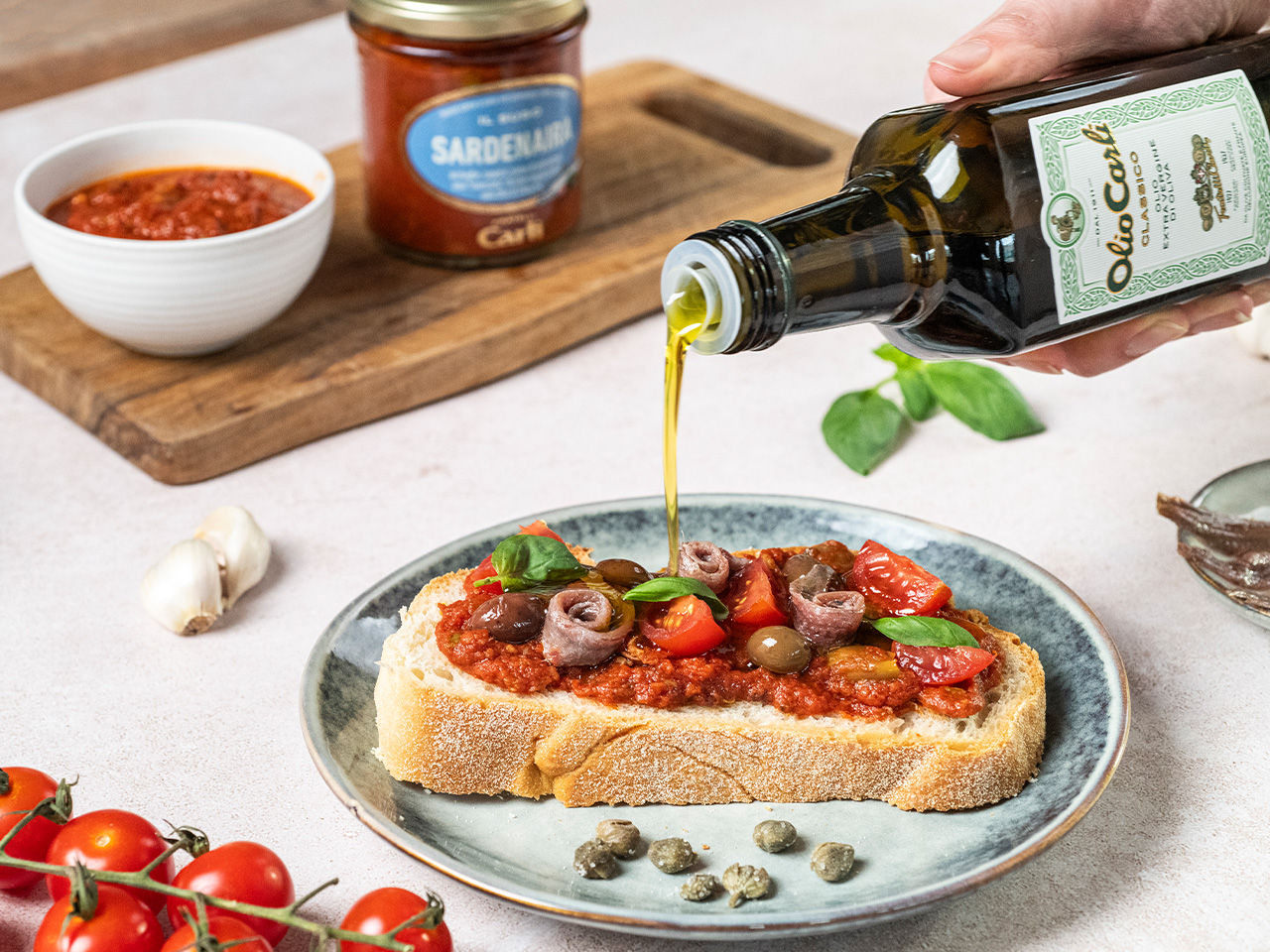 Pizza avec la sauce tomate Sardenaira