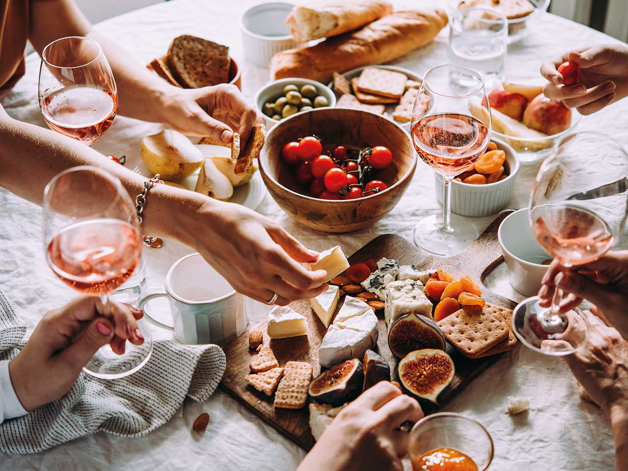 Apéritif entre amis avec du vin rosé