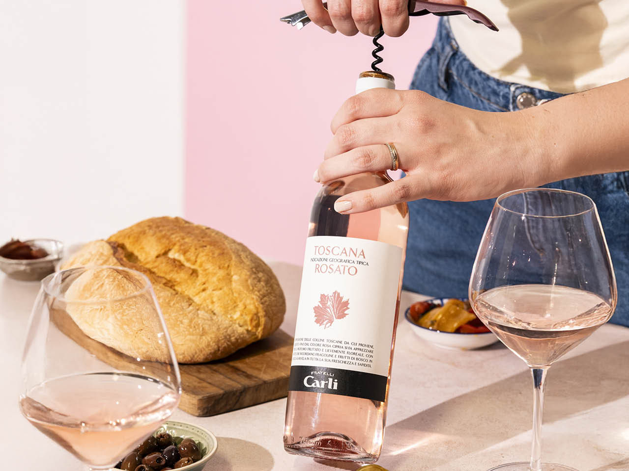 Apéritif entre amis avec du vin rosé