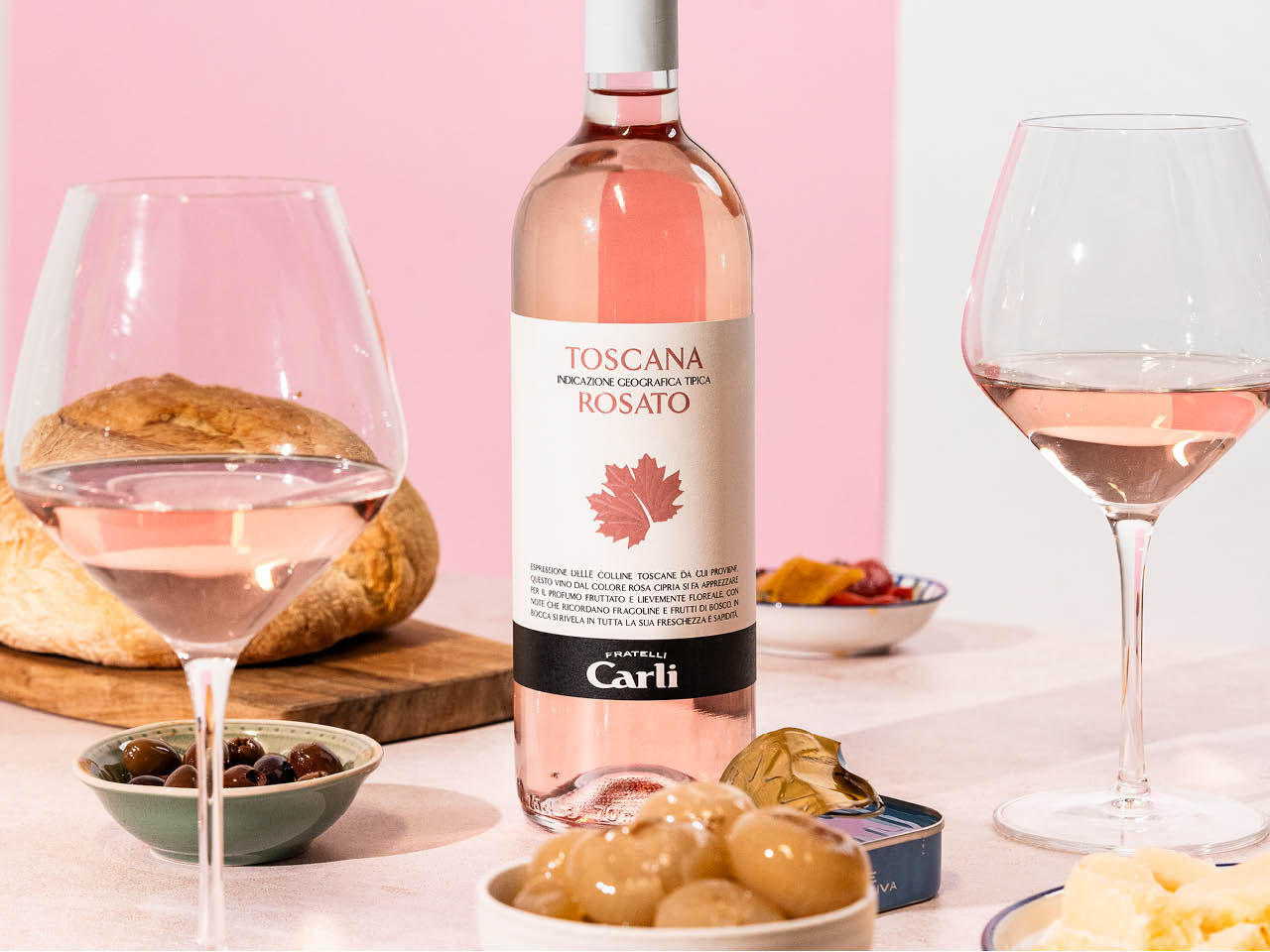 Deux verres de vin rosé avec du pain et du fromage