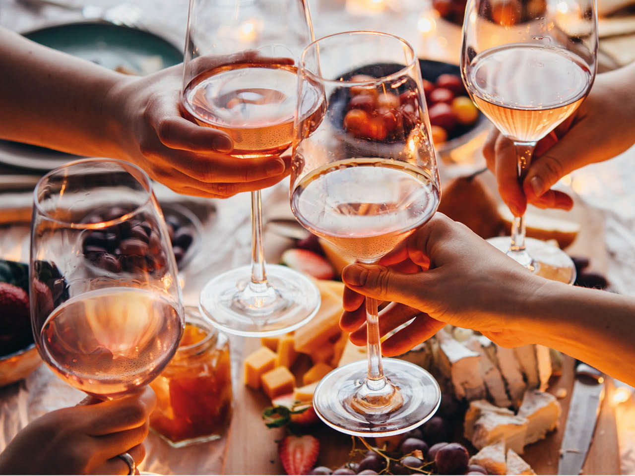 Toasts au vin rosé entre amis