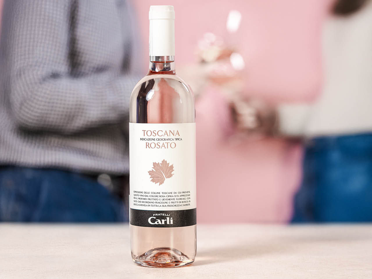 Toasts au vin rosé entre amis