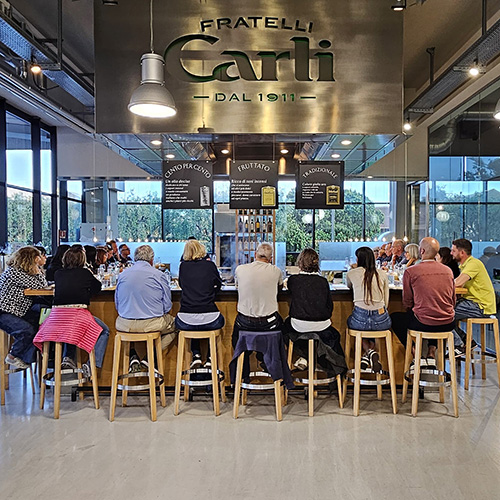 Clienti a pranzo presso l'EMPORIO CARLI di Imperia
