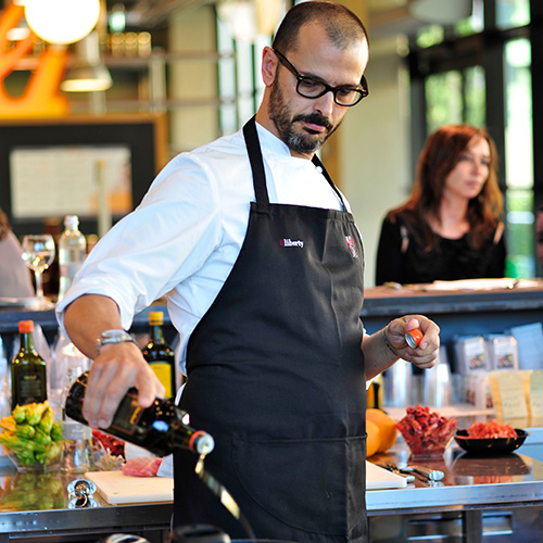 Corsi di cucina presso l'EMPORIO CARLI di Imperia. Chef all'opera